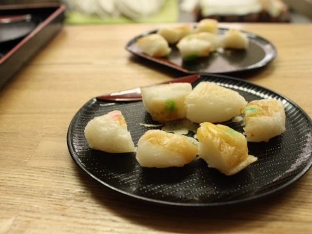 手作りの和菓子盛り合わせ おやつ 手作り感のあふれる和菓子が心を和ませ、くつろぎのひと時を提供します。