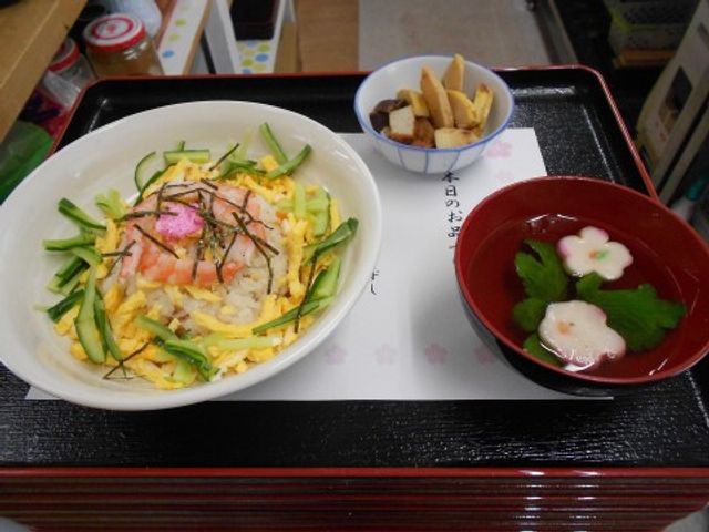 彩り豊かな食事セット 行事食 栄養バランスを考えた手作りの食事が特徴です。ケアを受ける方々の健康をサポートします。