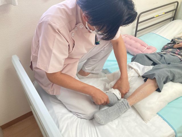 介護者のケアの様子 医療 手厚いケアが体感できる日々の暮らし。利用者の快適な生活を支えるやりがいを感じられます。