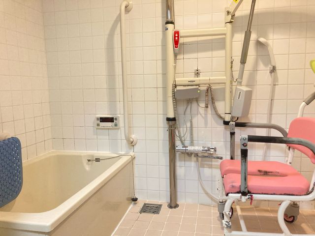 バリアフリー設計の浴室 個別浴室 広々とした浴室は安全に配慮され、リフト機器で入浴のサポートが行われています。快適な入浴環境でご利用者のサポートを想像してみませんか。