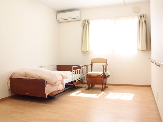 快適な居室の様子 居室 清潔感あふれる居室で、入居者様のサポートをお願いします。