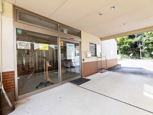 明るいエントランスの外観 玄関 車椅子の方でも安心して出入りできる、ゆったりとしたエントランスです。明るく清潔感のある雰囲気が迎えてくれます。