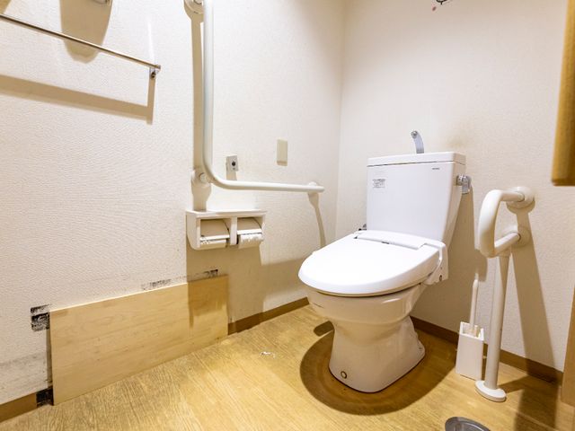 バリアフリートイレ トイレ 安全かつ快適にご利用いただけるよう、手すりが完備された清潔なトイレ空間です。働く中で利用者の方の日々の生活をサポートしてください。