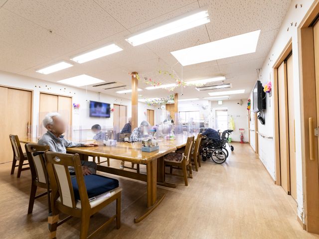 共用スペースの様子 共有スペース ゆったりとした食堂では、入居者が集い、食事や会話を楽しんでいます。広々とした明るい環境で、快適に過ごせることでしょう。