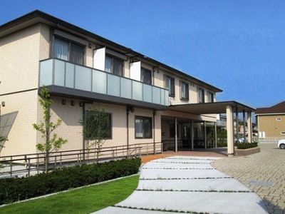 明るい施設の外観