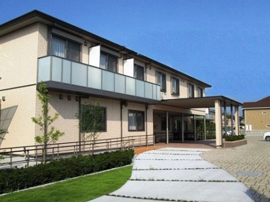 明るい施設の外観