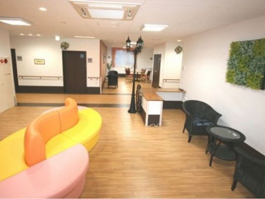 待合スペースの明るい様子