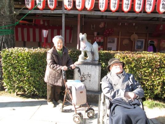 散歩中の高齢者二人