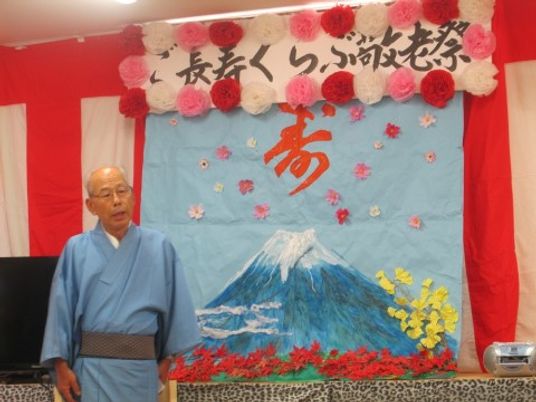 和服姿の紳士と装飾