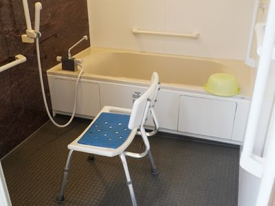 バリアフリー設計の浴室