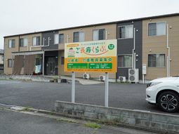 多色の外壁が特徴的な建物