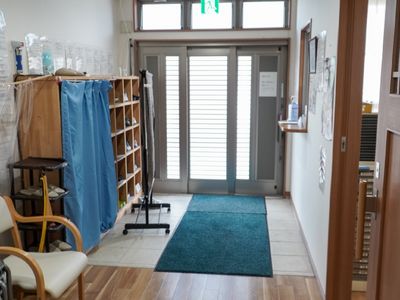 明るい入り口の廊下