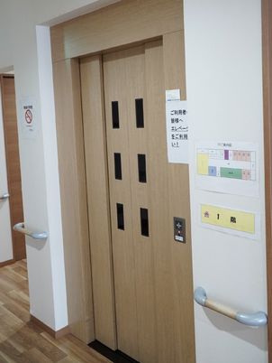 木目調エレベーターの扉