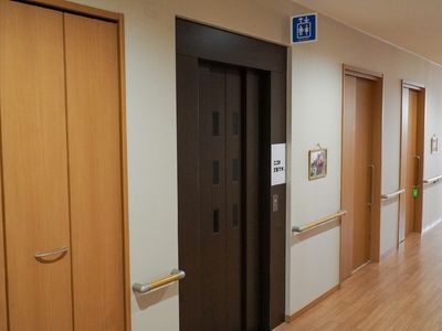 清潔な廊下と扉