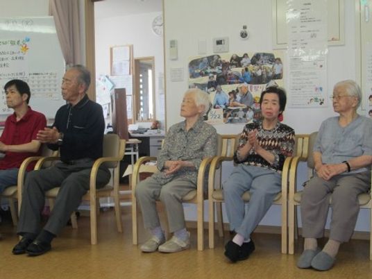集いの時間を楽しむ人たち