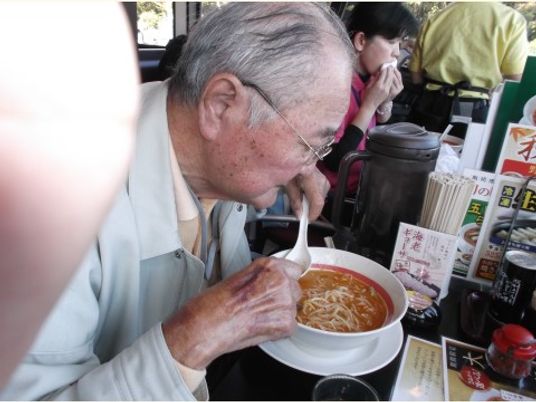 お食事を楽しむ高齢者