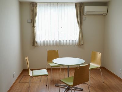 シンプルな居室の様子