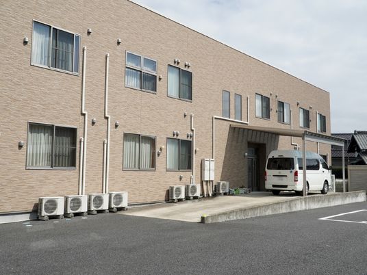 広々とした施設の外観