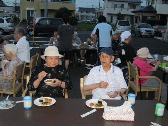 屋外で食事する人々