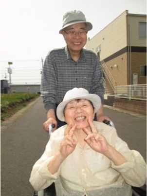 笑顔の利用者とスタッフ