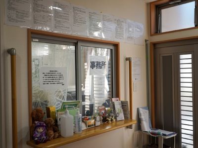 窓と掲示物のある廊下