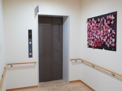 廊下とエレベーターの様子