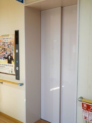 明るいエレベーターの扉