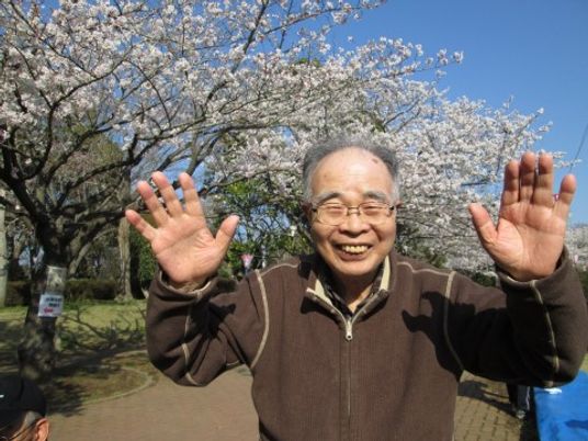 笑顔の高齢者と桜