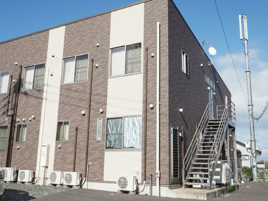 茶色の建物の外観