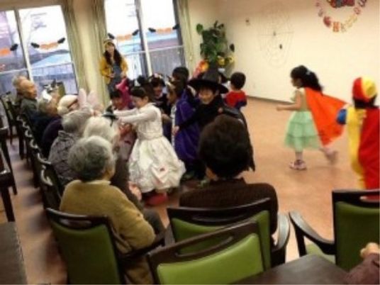 子供のイベントが行われている多目的室