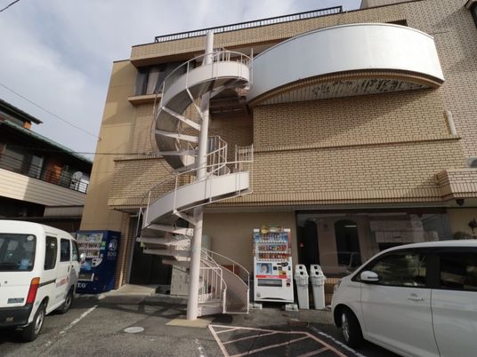 外階段のある建物外観