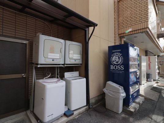 外部のエアコンと自動販売機