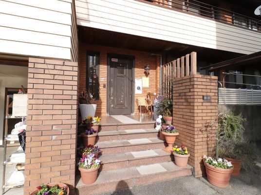 入り口に花が飾られた建物