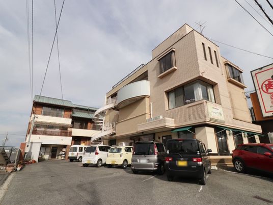 明るい建物外観