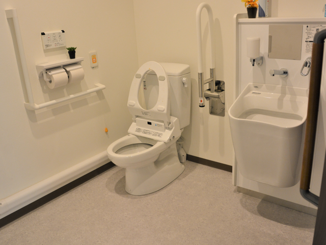 清潔な介護施設のトイレ トイレ 心地よい環境でのお仕事。清潔感あるトイレを保つ重要な役割をお任せします。