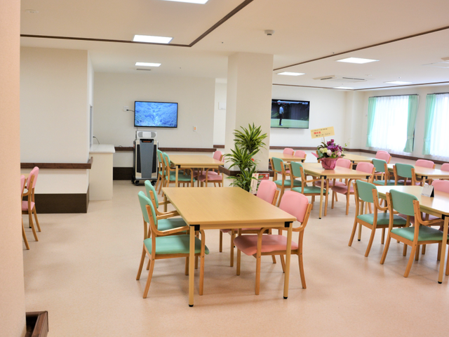 快適な職場環境の食堂 食堂 清潔感溢れる食堂で、明るい職場を実感。利用者の方々の笑顔に囲まれた充実した勤務が可能です。