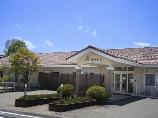 明るい外観の建物  