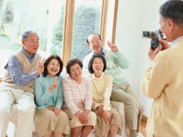 笑顔の集いリビング 入居者様 笑顔あふれる明るい空間で、楽しいひとときを過ごす様子が伺えます。