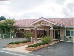 明るいエントランスの外観