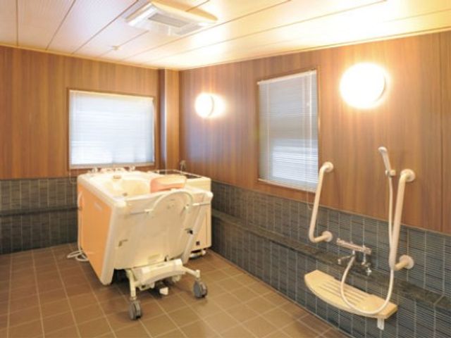 清潔な浴室の設備 機械浴室 明るく清潔感のあるスペースには、安全に配慮した設備が整っています。