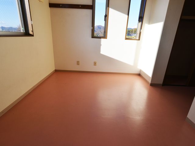 日当たり良好な空間 居室 窓からの自然光がたっぷりと入る居室は、ゆったりとした一人の時間を過ごすのに適しています。
