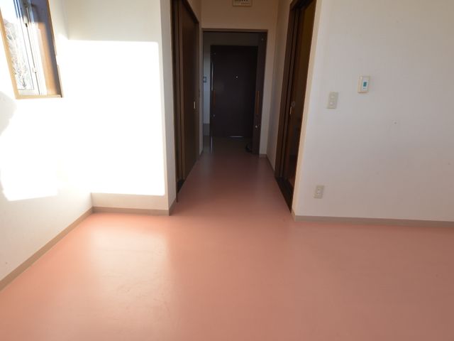 明るく広々とした廊下 居室から入口方向 ゆったりとした空間が確保された、明るい通路です。安心してご移動いただける設計になっております。