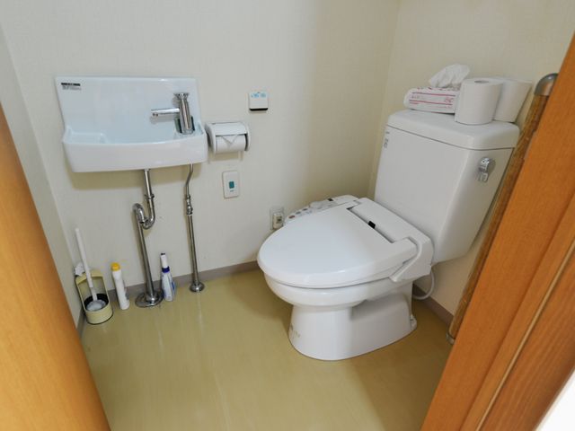 清潔なトイレの一角 トイレ 手すり付きで安全なトイレです。快適な使用をお手伝いします。