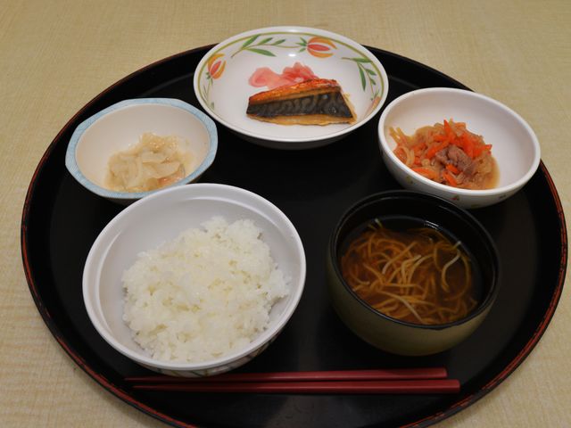 和食の献立セット 食事 バランスの良い和食が提供されるダイニングです。栄養士が計画したメニューで、健康を支えます。