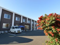 施設の外観と花