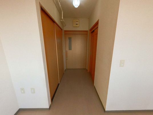 整った施設の廊下