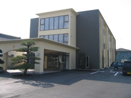 清潔感あふれる施設外観