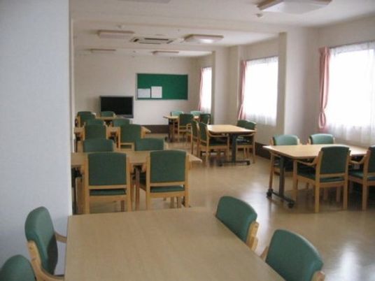 明るく広いダイニングルーム