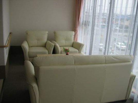 明るい窓辺のリビング