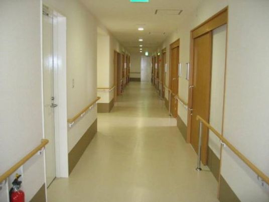 明るい照明の長い廊下